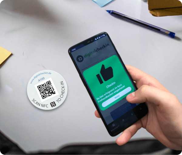 Person führt Anwesenheitskontrolle am Smart QR durch