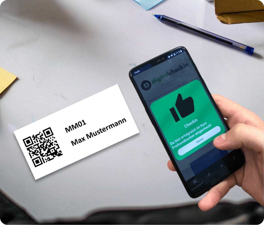 Lehrkraft scannt einen QR-Code auf einem Schülerausweis für die Anwesenheitserfassung im digitalen Klassenbuch.