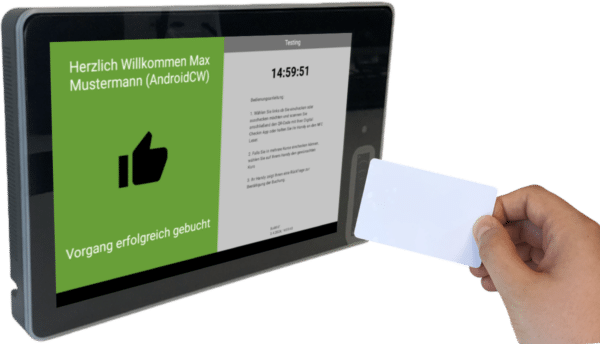 Person erfasst Ihre Anwesenheit, indem sie eine NFC-Karte an einen Terminal der Schulsoftware von DigitalCheckin hält